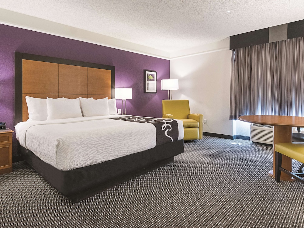 Deluxe Room, 1 King Bed, Non Smoking - Photo 1