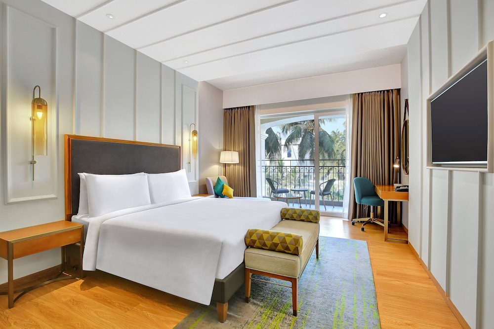 Premium Room, 1 King Bed, Balcony - Photo 5