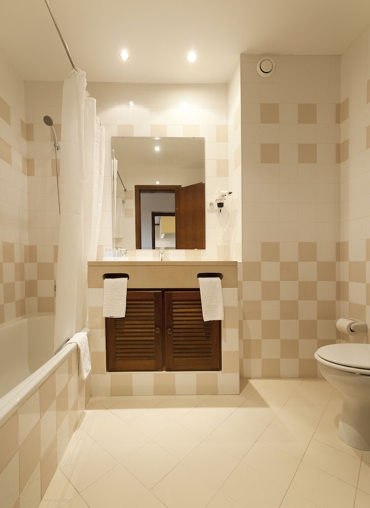 Twin Room, Sea View (3 Adults) - Photo 8