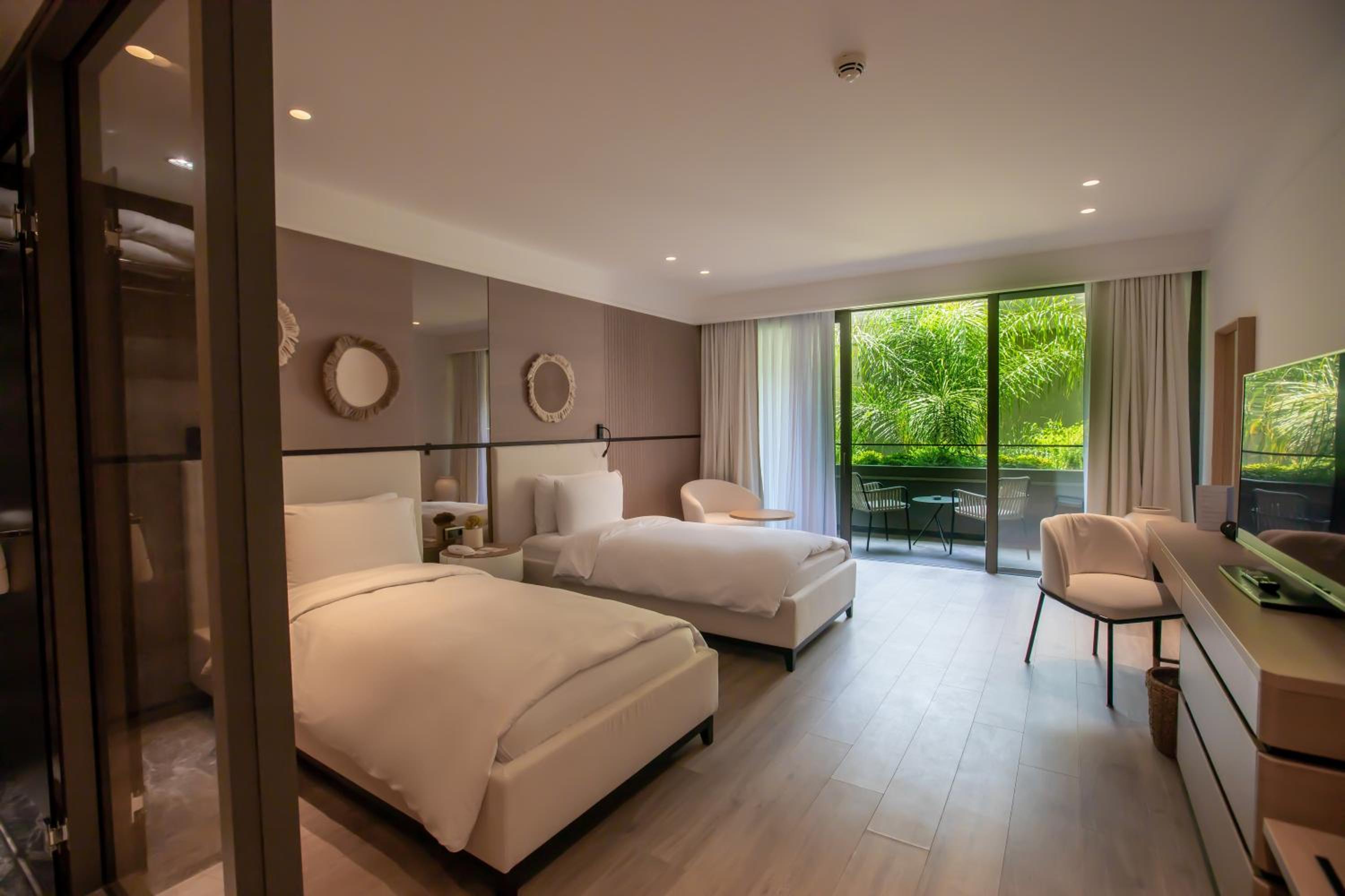 Deluxe Atrium View Room