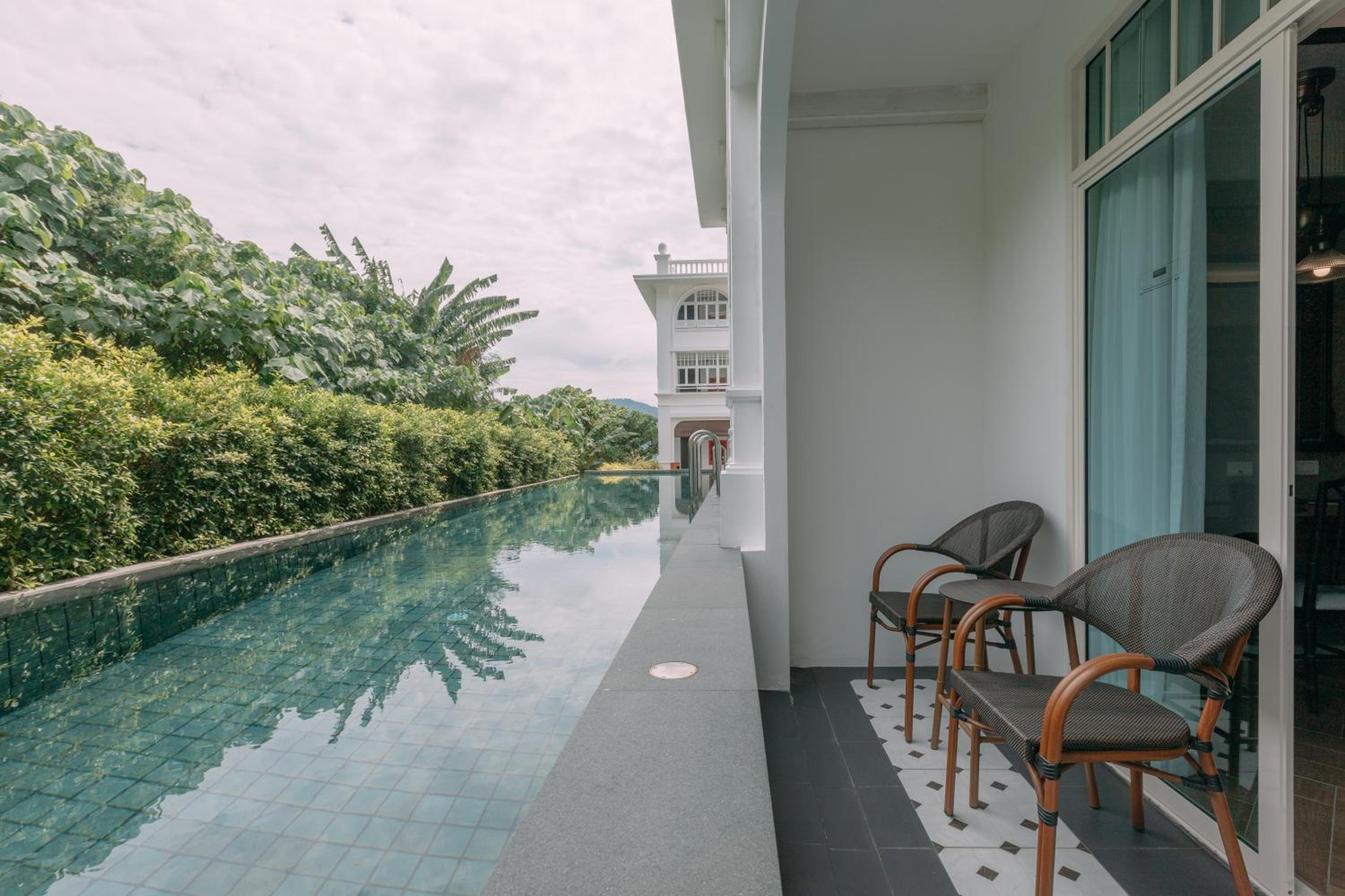 Deluxe Double Room with Pool Access - Photo 7