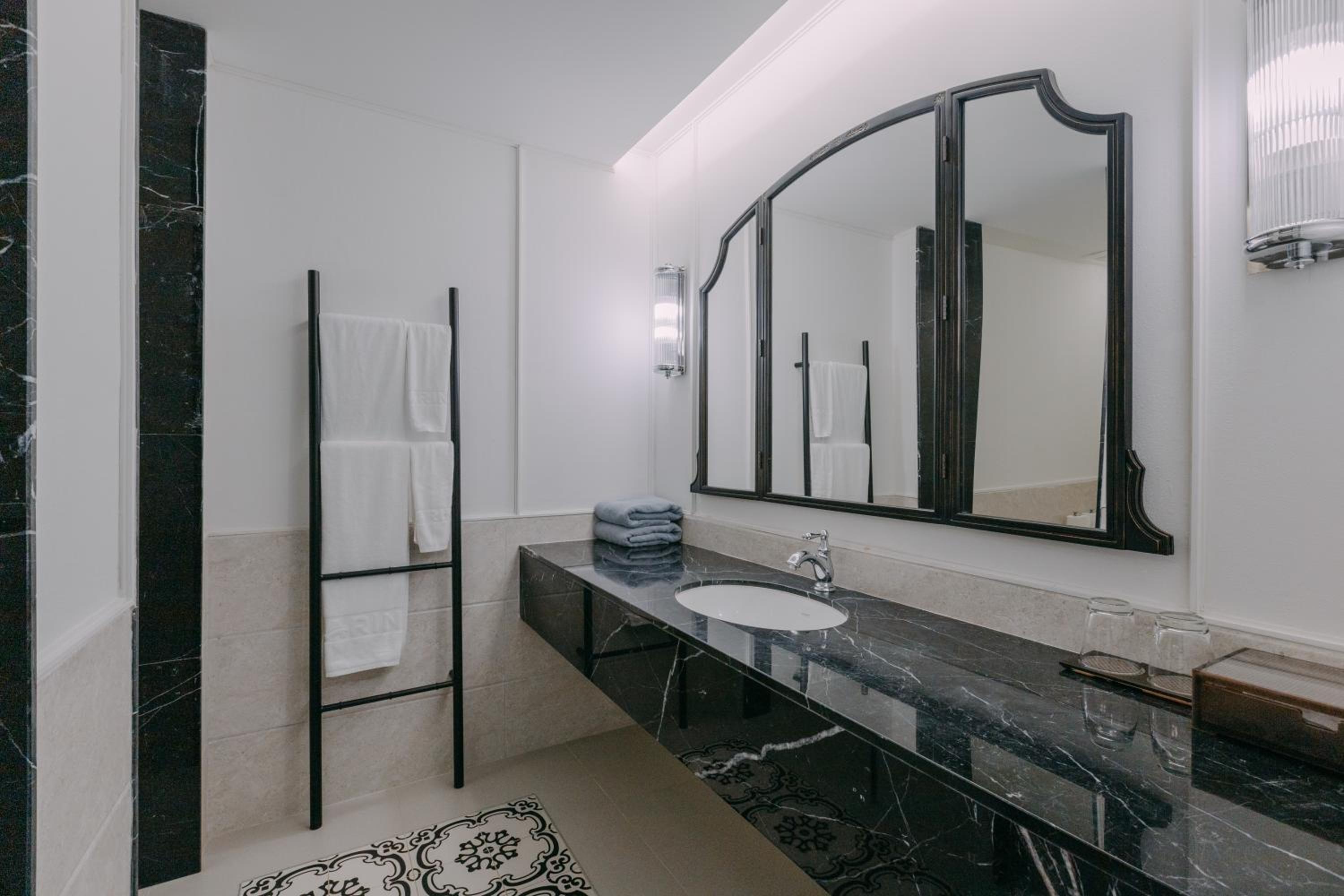 Deluxe Double Room with Pool Access - Photo 5