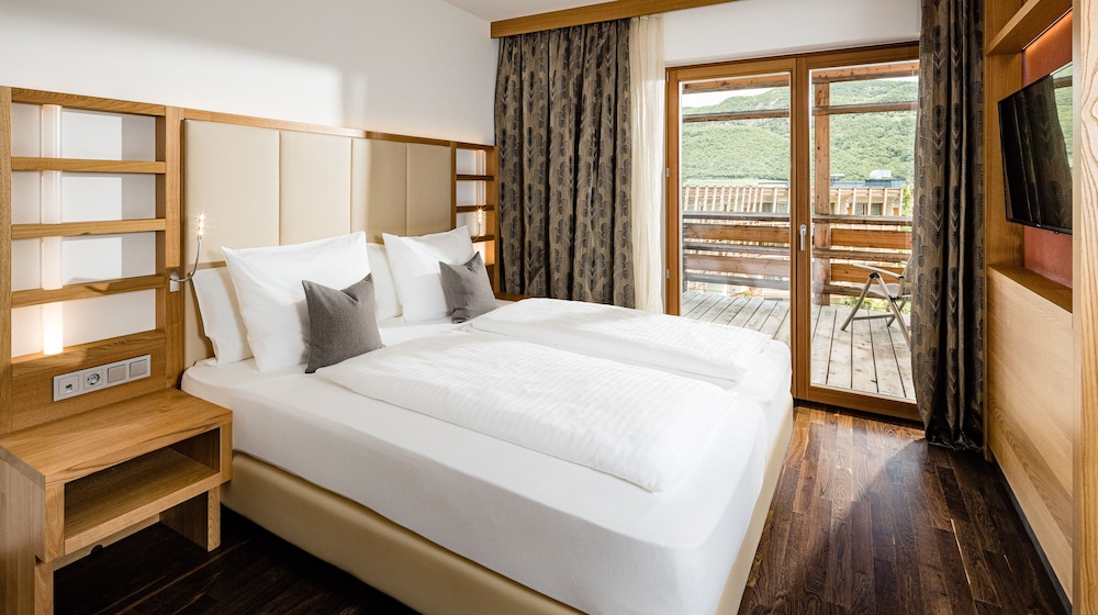 Deluxe Suite, 1 King Bed with Sofa bed