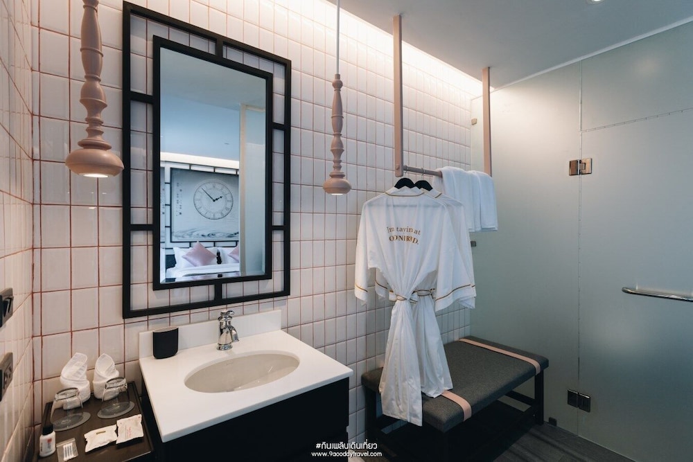 Deluxe King Room - Photo 12