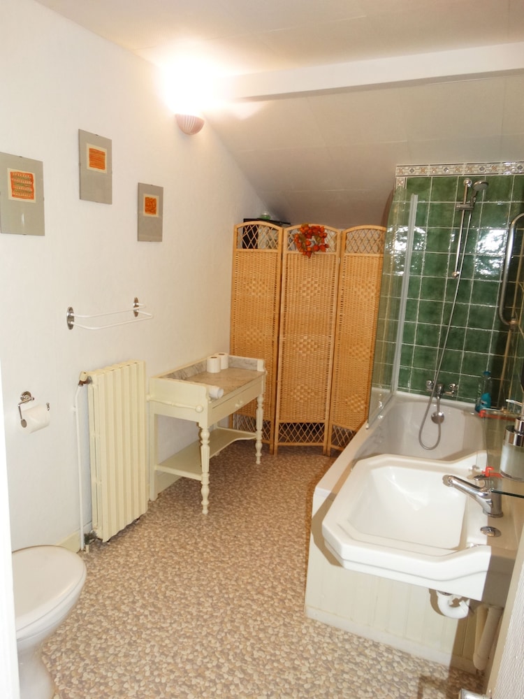 Double or Twin Room, Shared Bathroom (Terracotta) photo 2