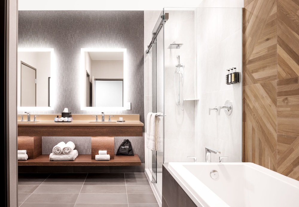 Suite, 1 King Bed, Accessible (Track View, Roll-In Shower) - Photo 3