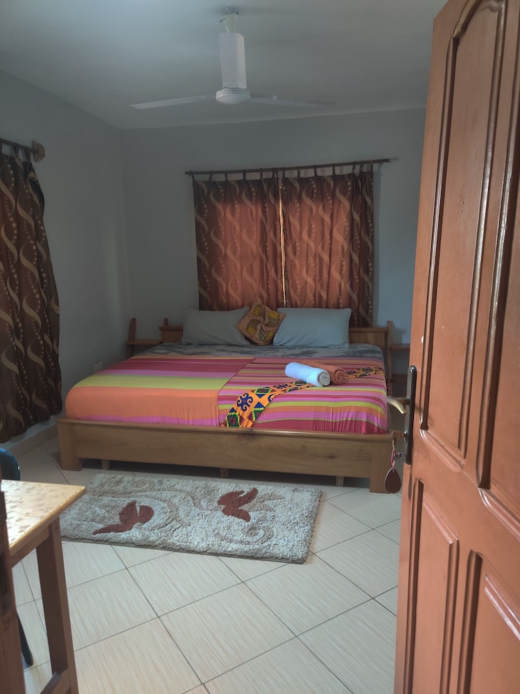 Suite, 1 King Bed, Partial Ocean View