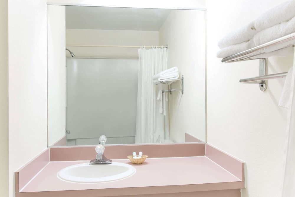 Suite, 1 King Bed, Kitchenette - Photo 7
