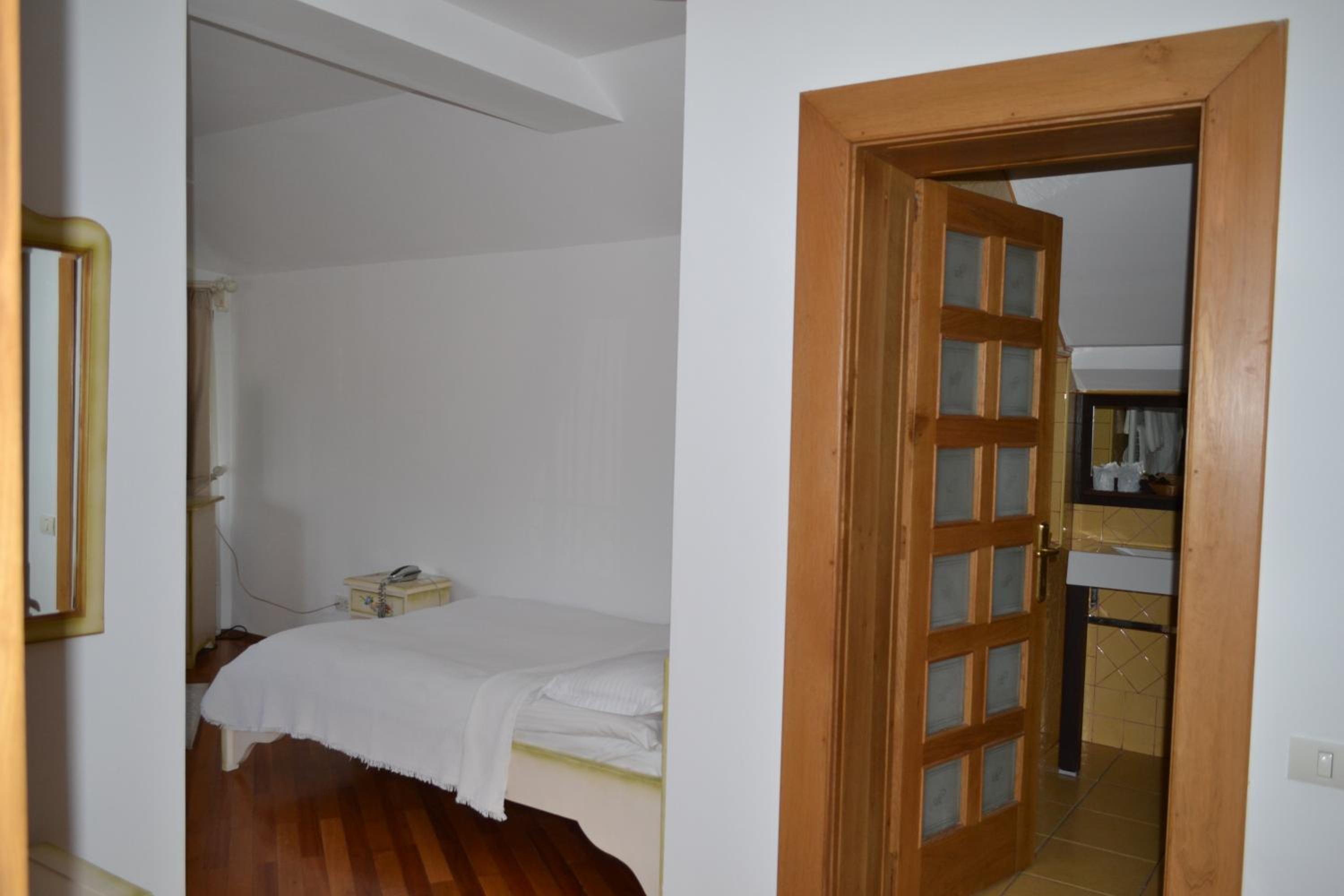 Standard Triple Room upper floors no elevator photo 3
