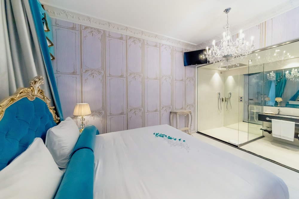 Luxury Studio Suite, 1 King Bed (Direct access) photo 3