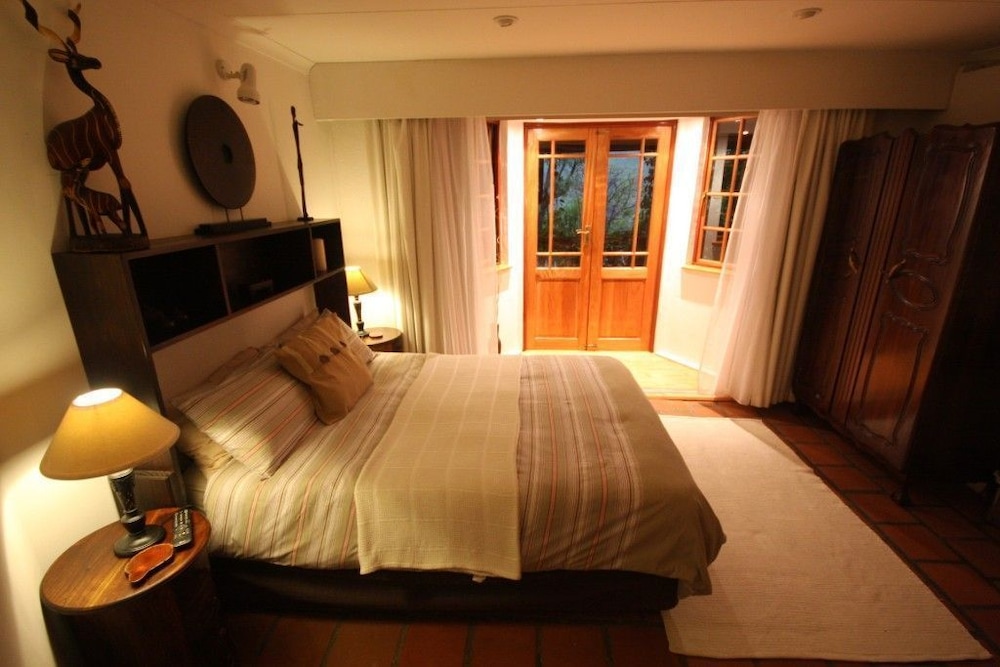 Elephant Room (with shared bathroom) photo 1