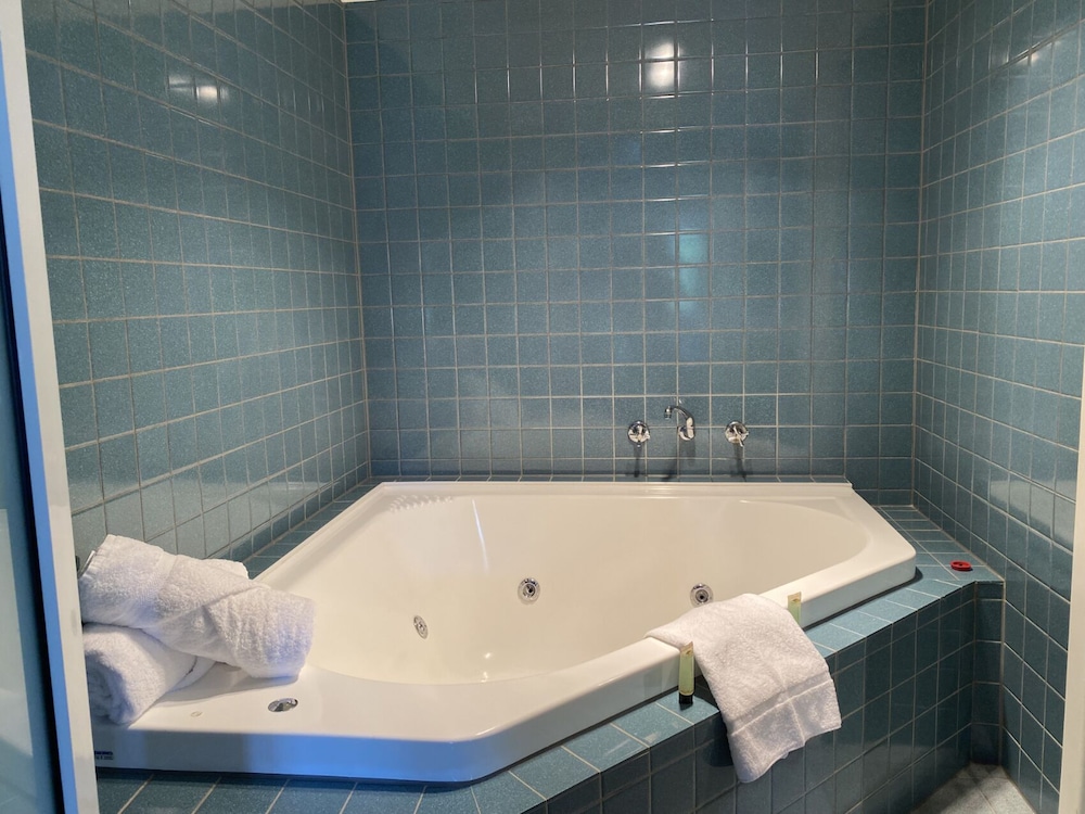 Hotel Suite Upstairs Jetted Tub photo 3