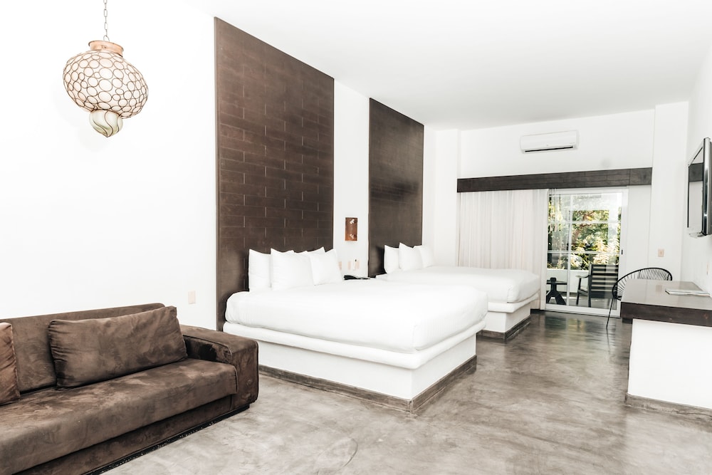 Standard Room, 2 Queen Beds - Photo 2
