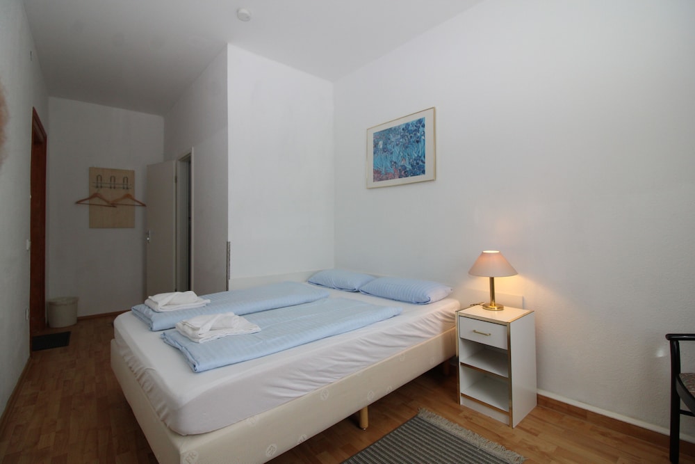 Basic Double Room, Non Smoking - Photo 3