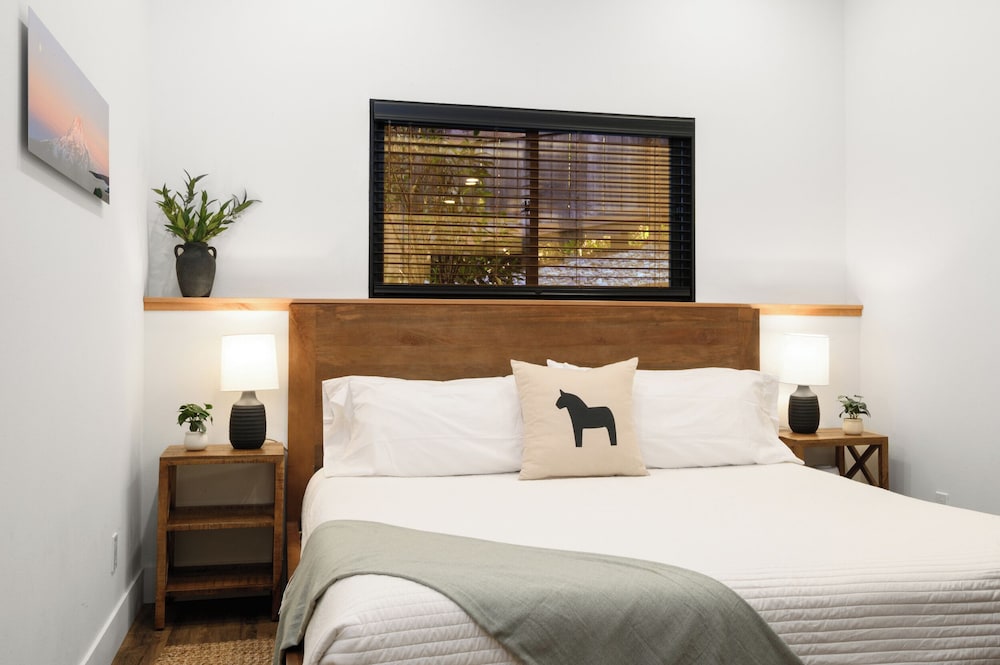 Luxury Condo, 1 King Bed, Non Smoking, Kitchen