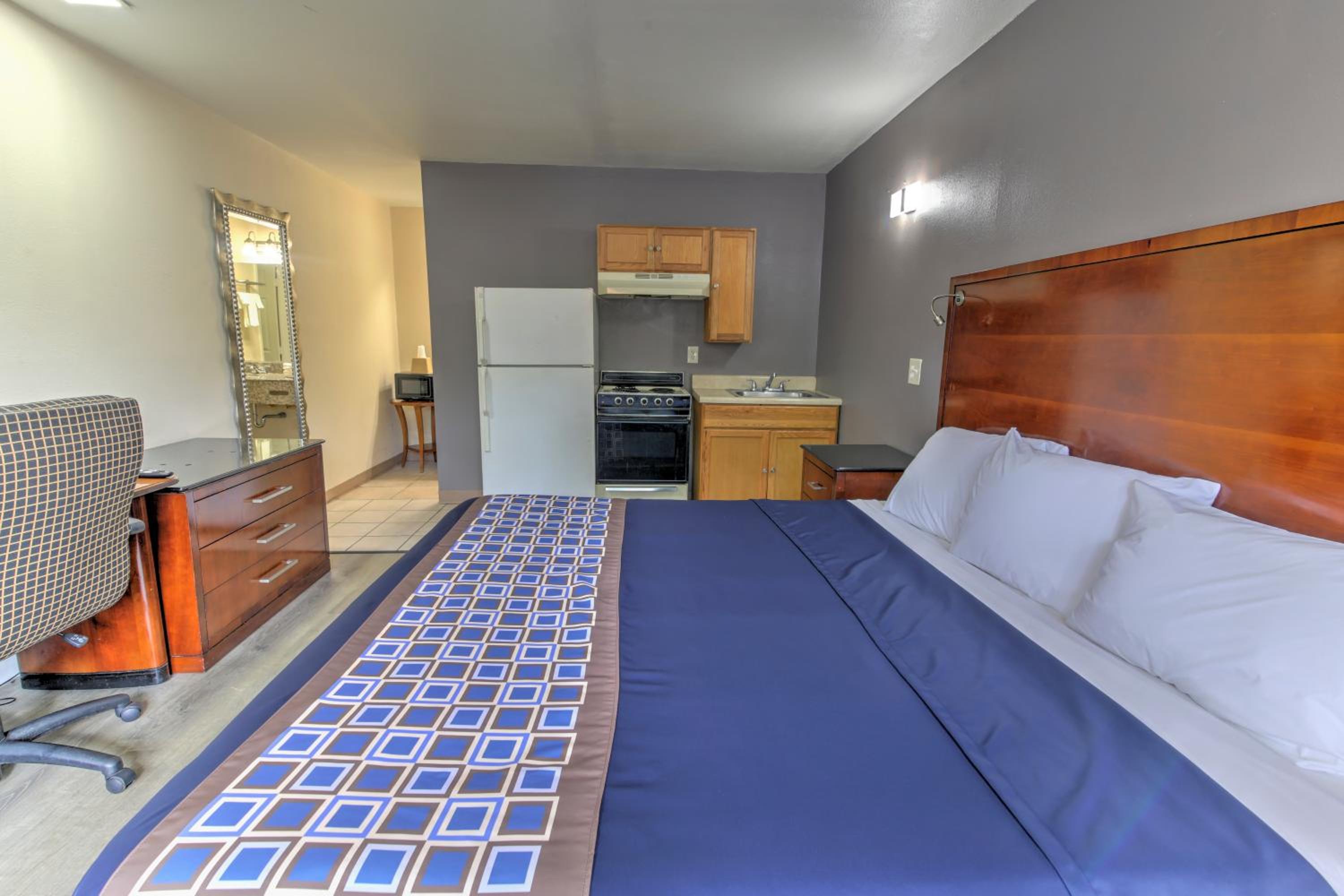 King Room with Kitchenette - Non-Smoking photo 1