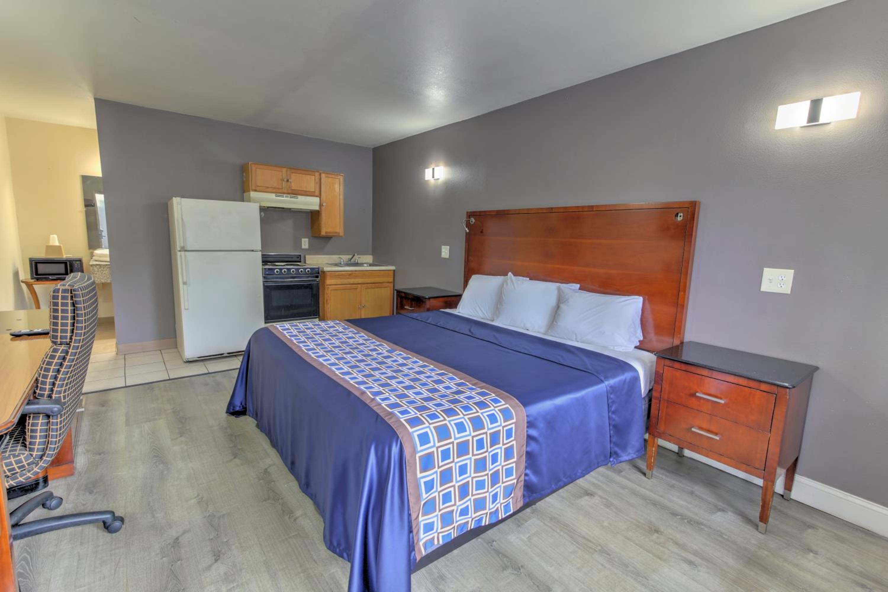 King Room with Kitchenette - Non-Smoking photo 3
