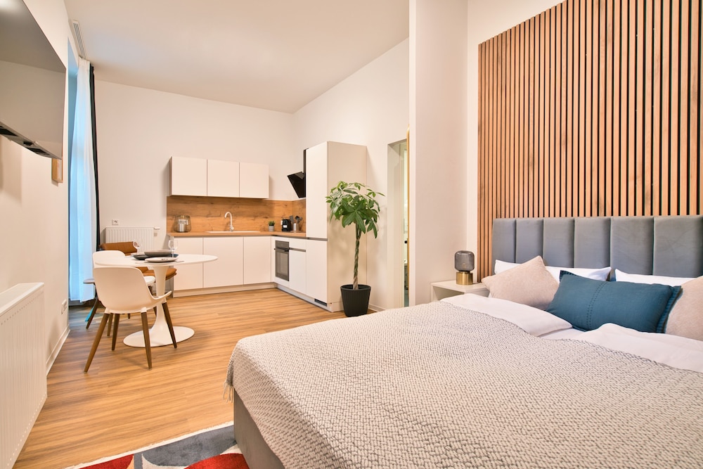 Deluxe Apartment, 1 King Bed, Kitchen, City View
