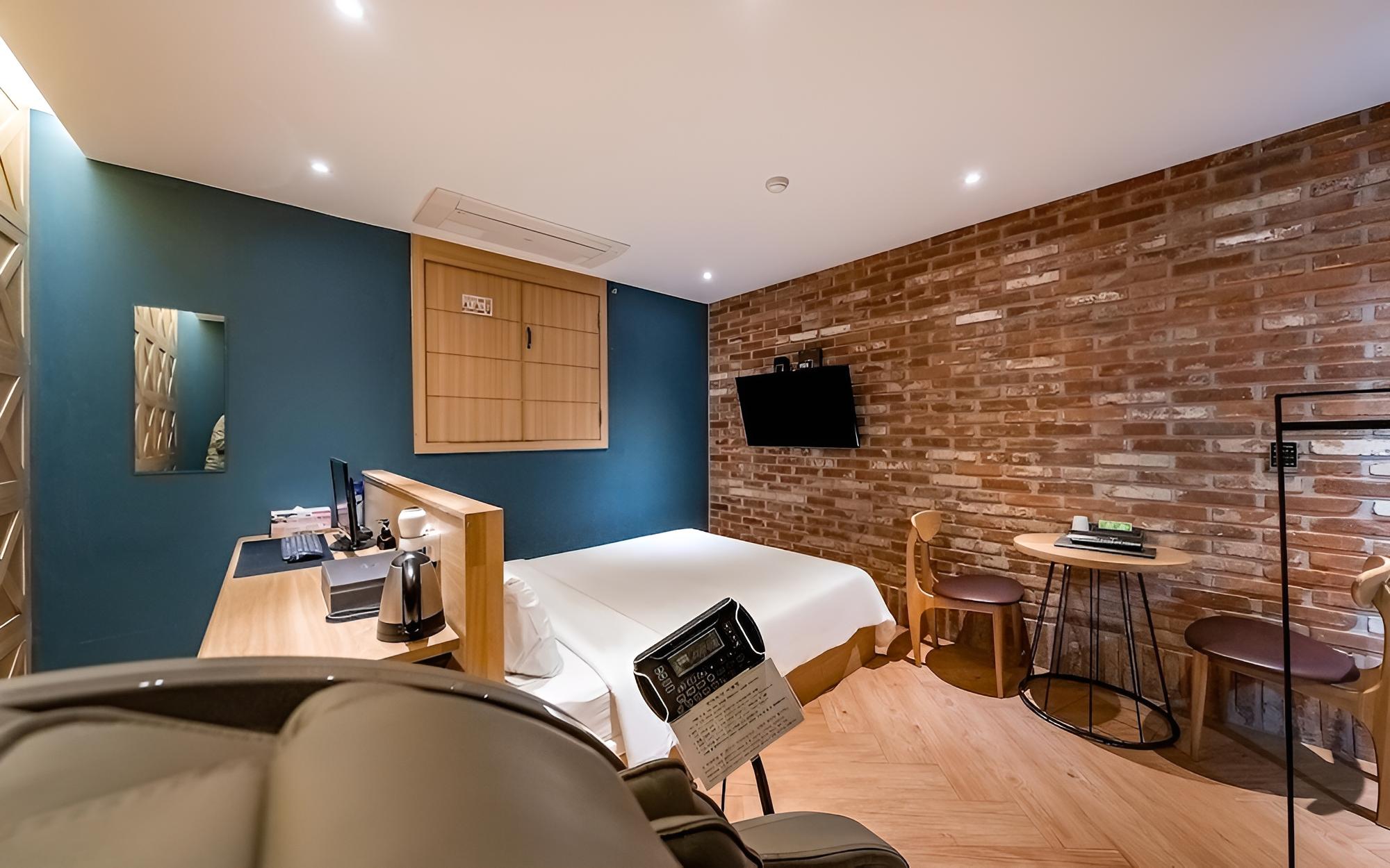 Room (VIP * massage chair*(Netflix viewable) - Photo 7