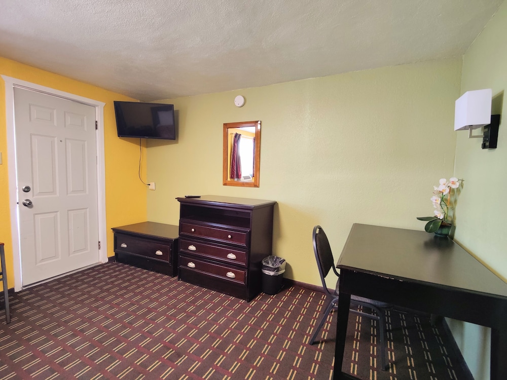 Standard Room, 1 Queen Bed
