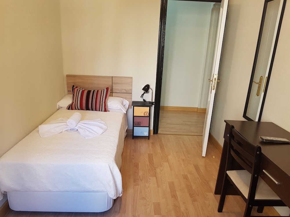 Habitación Individual, Baño Compartido (5 - atractiva)