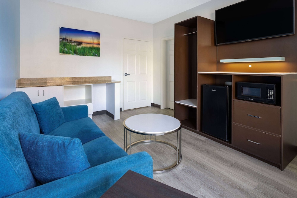 Suite, Accessible - Photo 3
