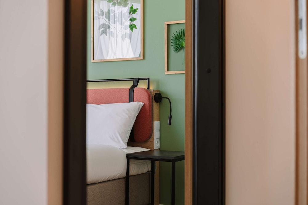 Standard Room, Multiple Beds - Photo 1