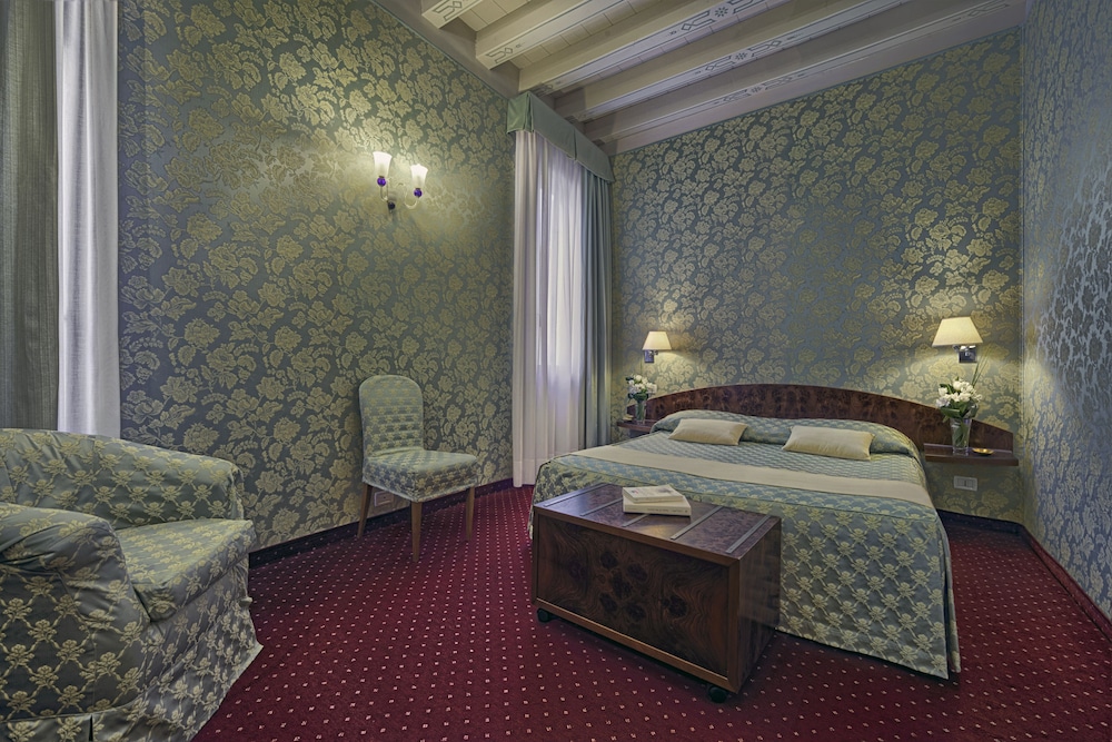 Superior Double or Twin Room photo 3