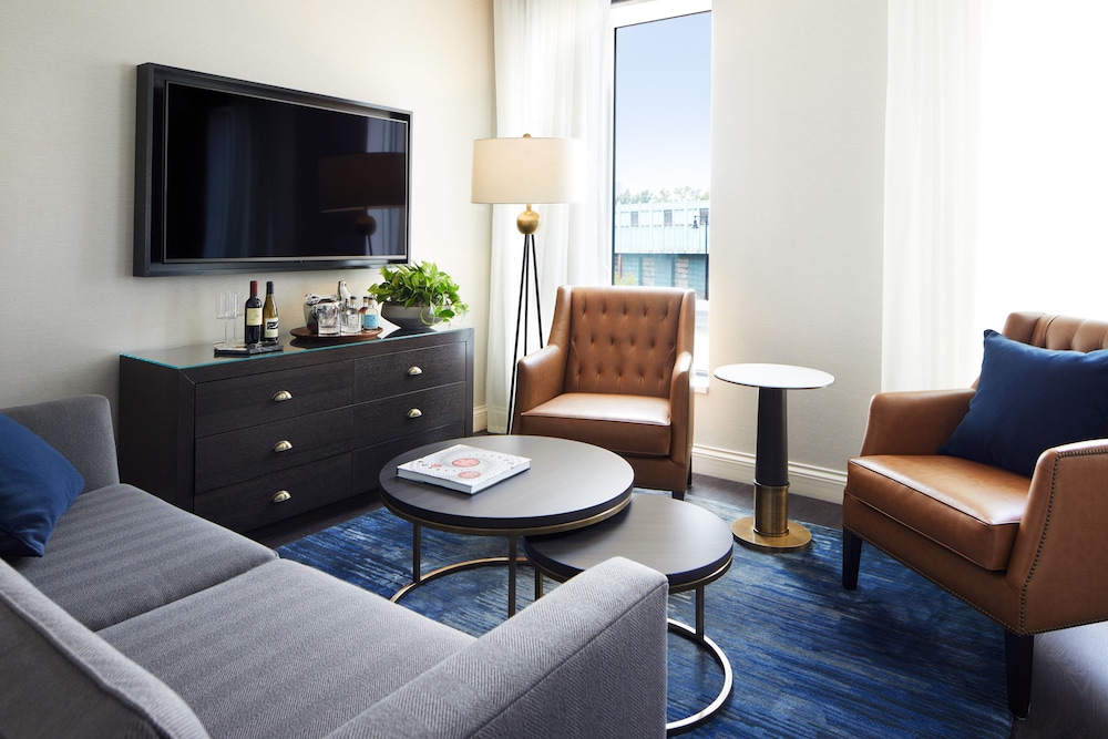 Premium Suite, 1 King Bed (Mobility & Hearing Accessible)