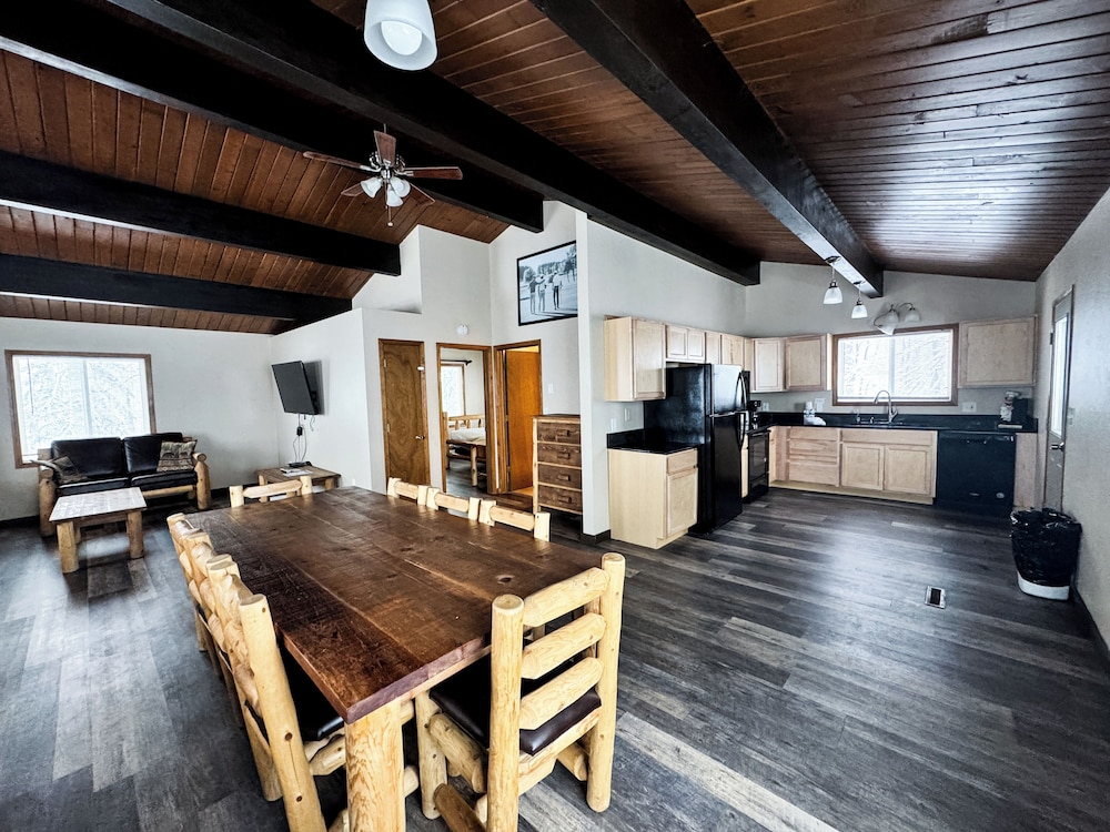Room (Alpine Haus) - Photo 3