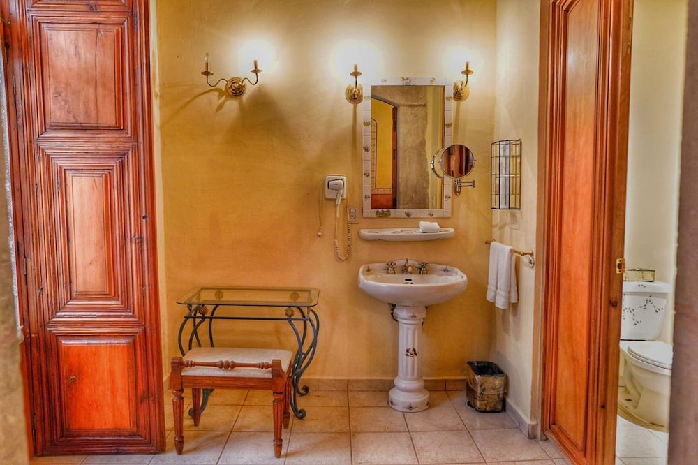 Royal Studio Suite, 2 Queen Beds - Photo 3