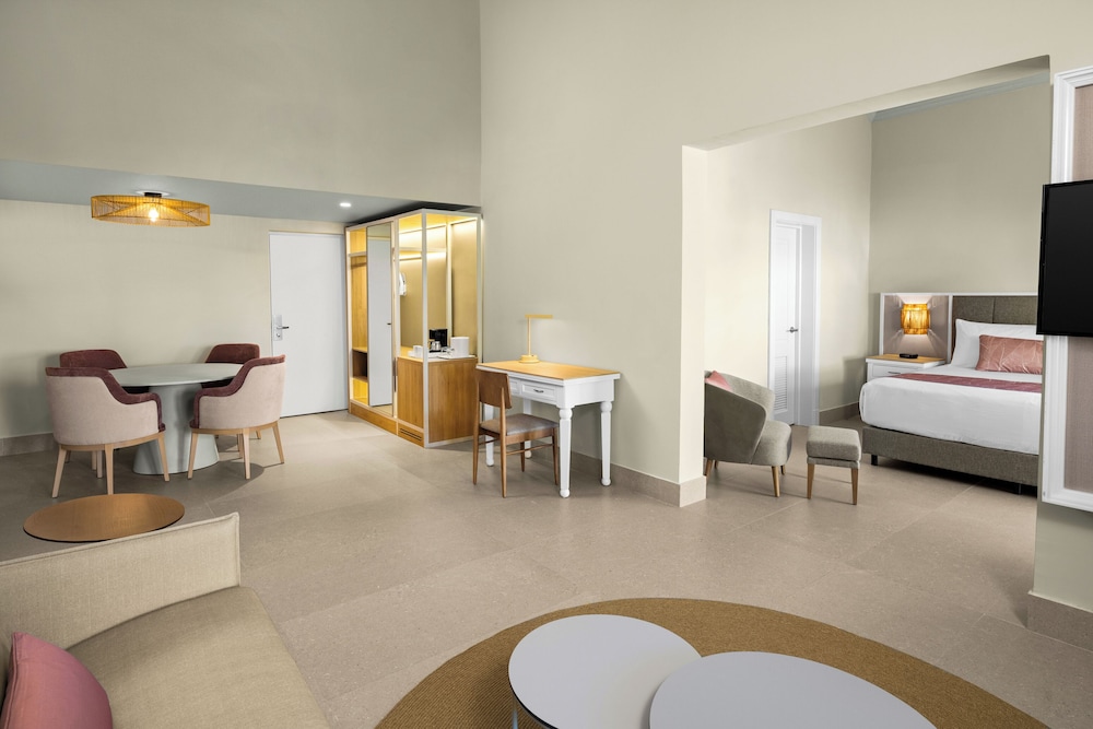 Suite, 2 Bedrooms (club, Tropical Or Partial Ocean View)