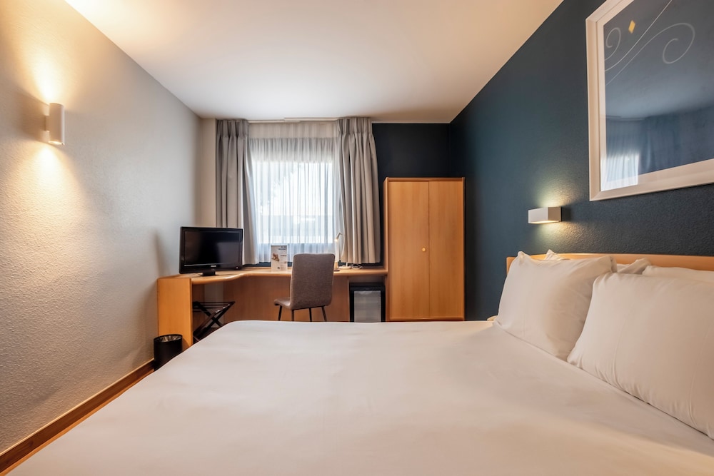 Room - Photo 9