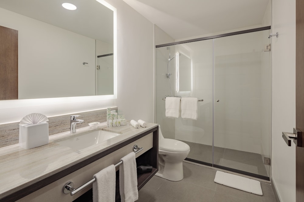 Standard Room, 2 Queen Beds, Club Lounge Access - Photo 4