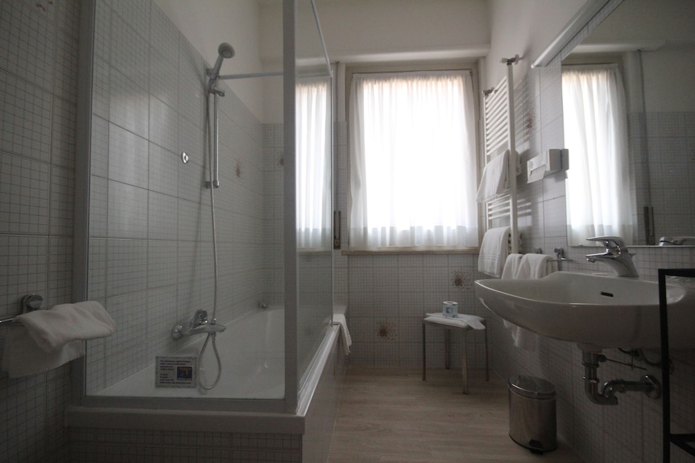 Double or Twin Room - Photo 6