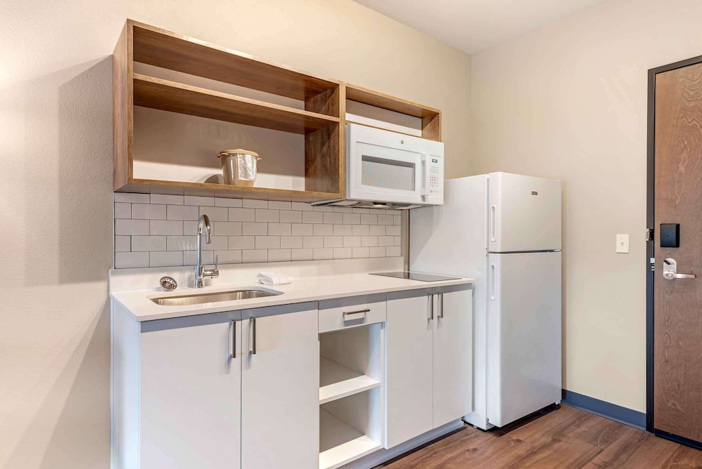 Standard Studio, 2 Queen Beds, Non Smoking, Refrigerator & Microwave - Photo 4