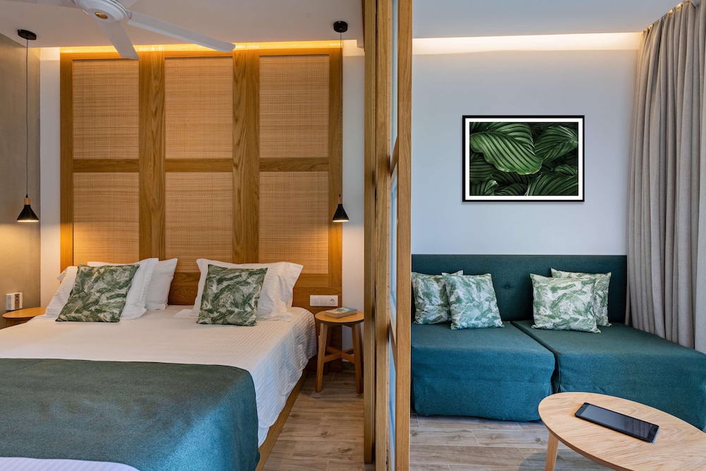 Junior Suite with Sharing Pool