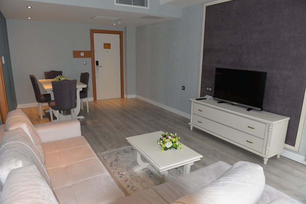 Suite, 1 King Bed, Smoking photo 2