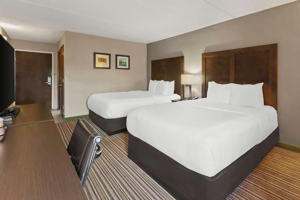 Room, 2 Queen Beds, Non Smoking - Photo 1