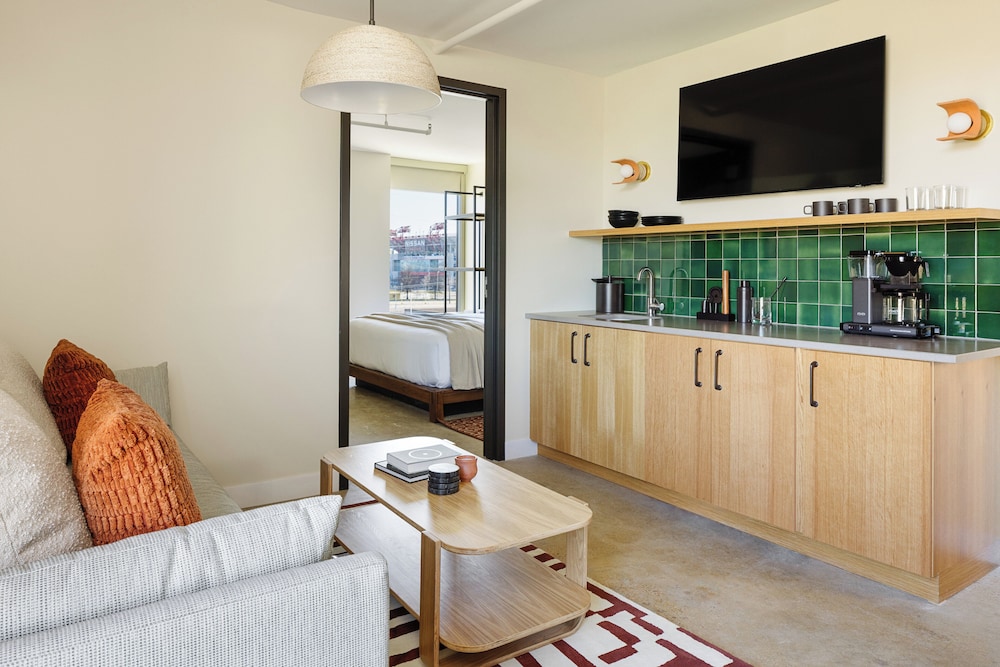 Suite, 1 Bedroom - Photo 6