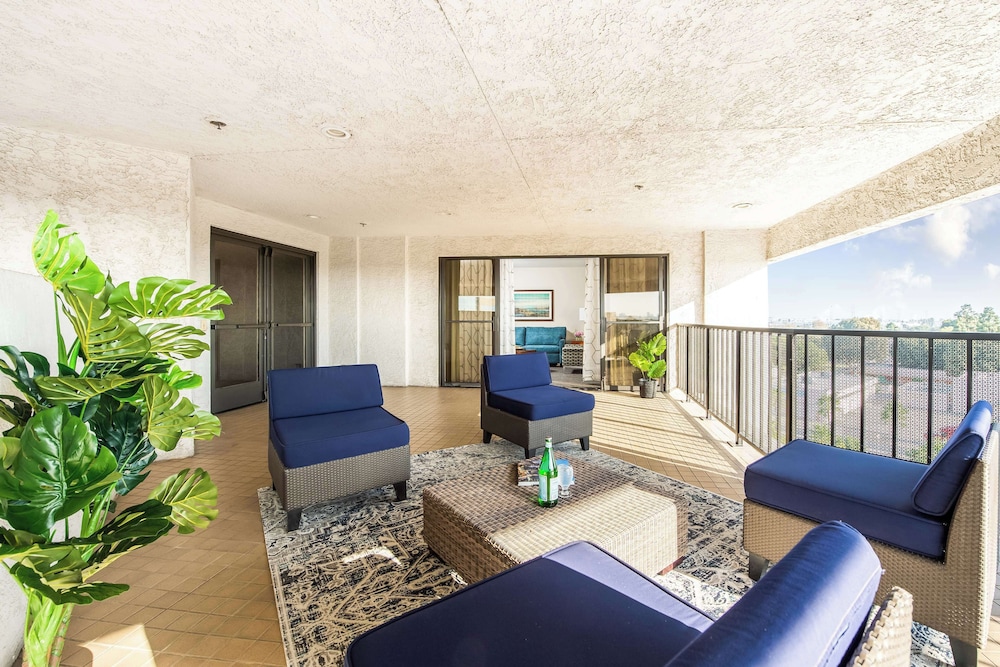 Suite, 1 King Bed, Non Smoking, Balcony - Photo 3