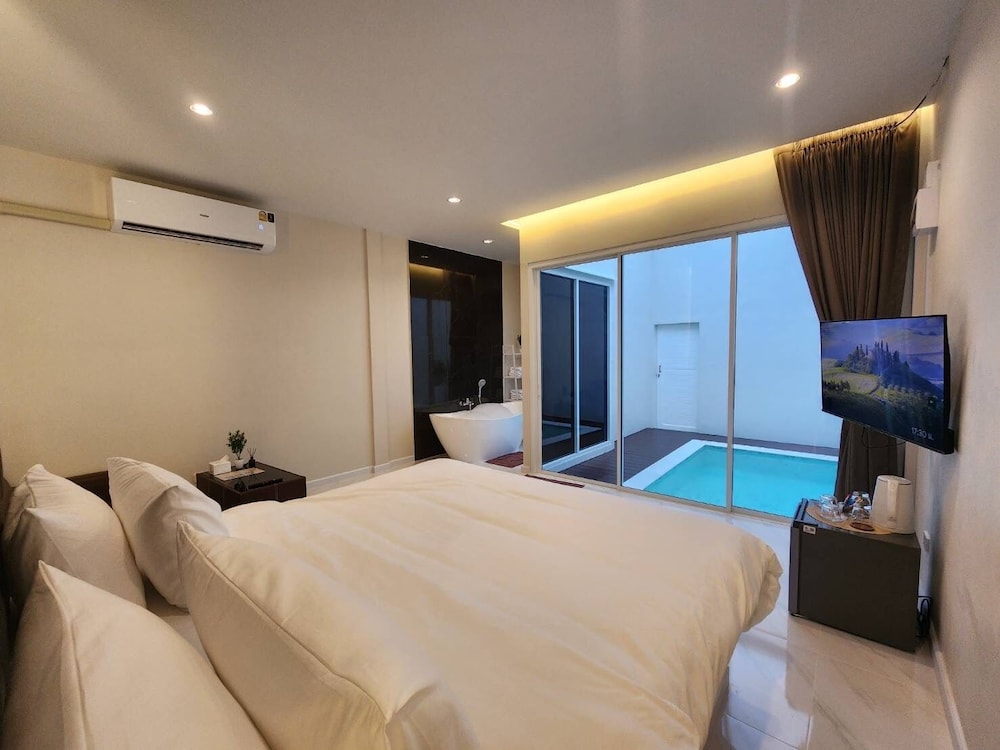 Grand Villa, 1 King Bed photo 1