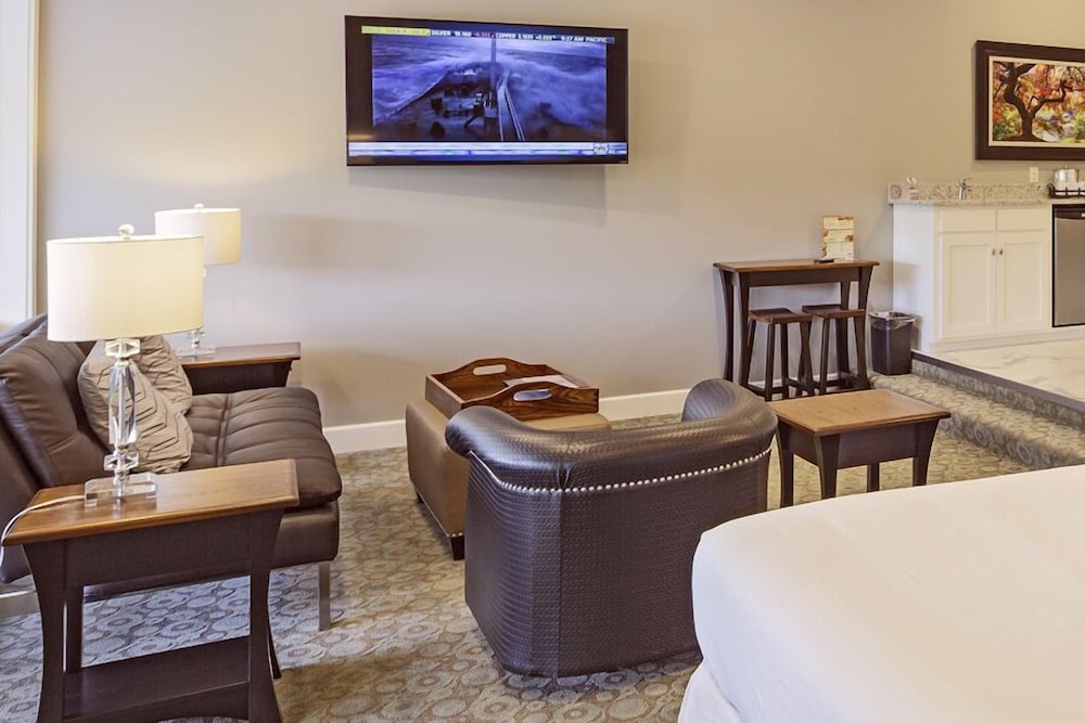 King Suite with Balcony (405) photo 2