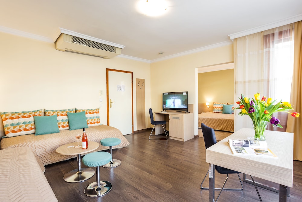 Suite, 1 Bedroom - Photo 2