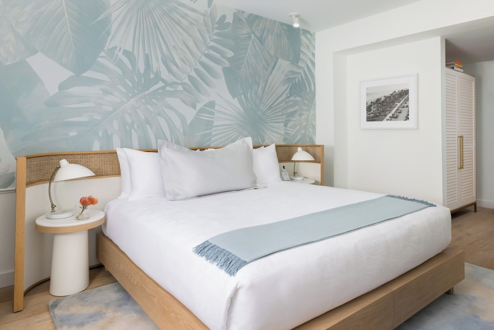 Standard Room, 1 King Bed, Ocean View - Photo 2