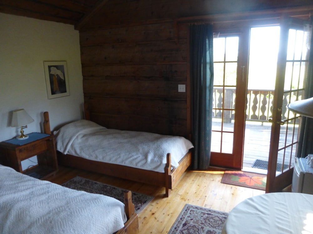 Classic Cabin, 2 Twin Beds, Patio, Mountain View photo 2