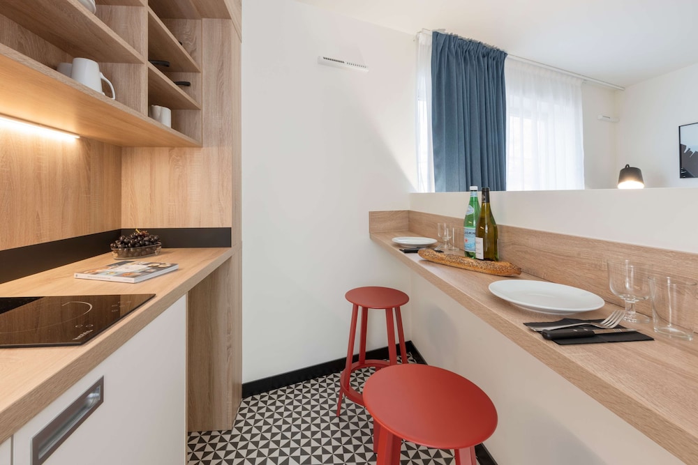 Studio, 1 Queen Bed, Bathtub (Kitchenette) - Photo 4