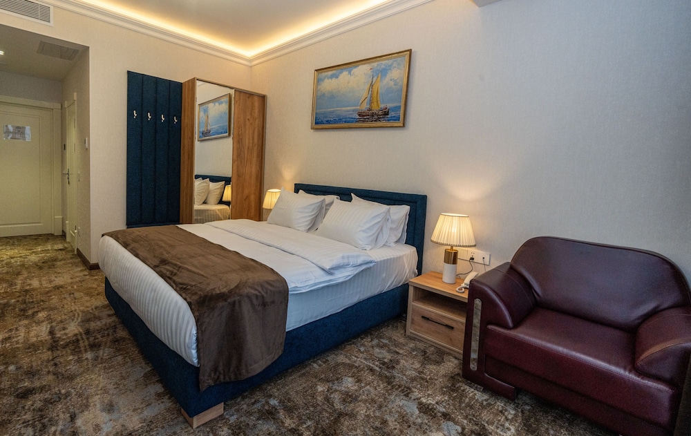 Standard Room, 1 Queen Bed