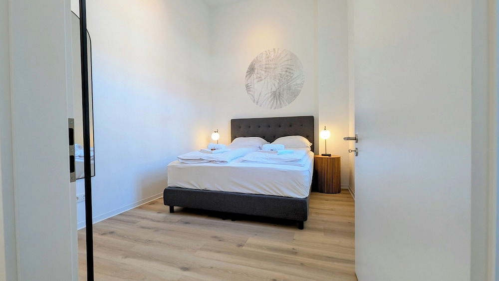 Luxury Loft, 3 Bedrooms, Roll-in Shower, Balcony photo 2