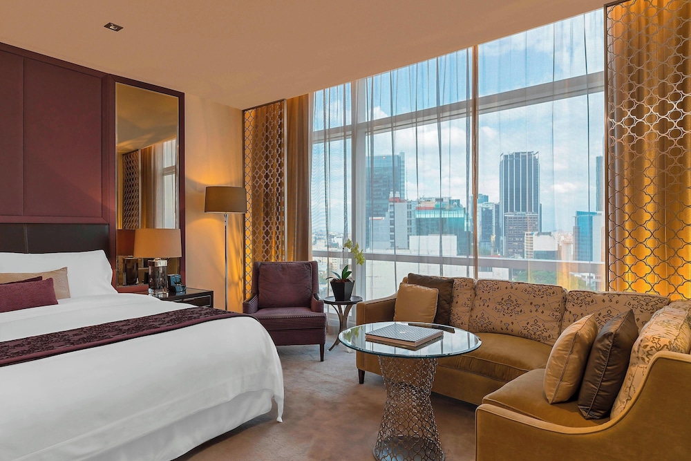 Deluxe Room, 1 King Bed thumbnail 5